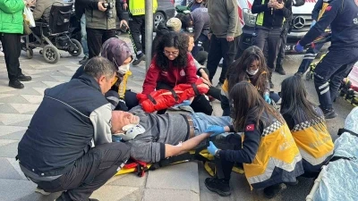 İki otomobil &ccedil;arpıştı, savrulan ara&ccedil;lardan biri yayaların arasına daldı, 5 yaralı
