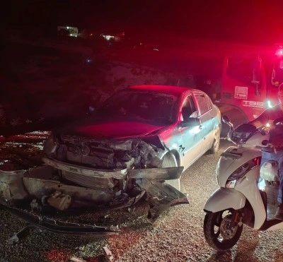 İki otomobil kafa kafaya çarpıştı: 2 yaralı