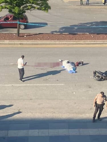 İki otomobilin arasında sıkışan motosiklet sürücüsü hayatını kaybetti
