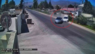 İki otomobilin çarpışarak metrelerce sürüklendikleri anlar kamerada
