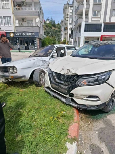 İki otomobilin &ccedil;arpıştığı kaza anı kamerada
