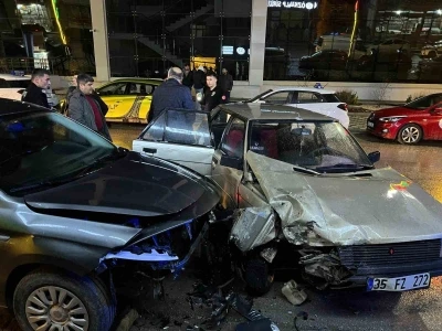 İki otomobilin &ccedil;arpıştığı kazada 1 kişi yaralandı
