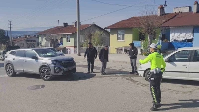 İki otomobilin &ccedil;arpıştığı kazada 3 kişi yaralandı
