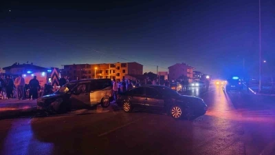 İki otomobilin &ccedil;arpıştığı kazada 4 kişi yaralandı
