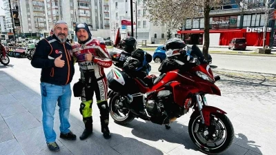 İki teker &uuml;zerinde binlerce kilometre katettiler, m&uuml;barek topraklarda umre yaptılar
