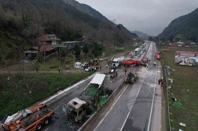 İki tır &ccedil;arpıştı, D-650 savaş alanına d&ouml;nd&uuml;
