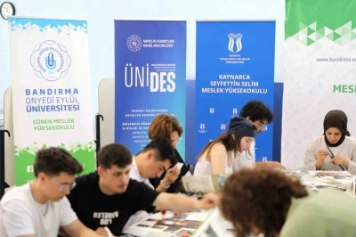 İki &uuml;niversitenin &ouml;ğrencileri bir araya gelerek bilgi alışverişi yaptı

