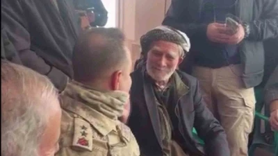 İl Jandarma Komutanı parmağındaki y&uuml;z&uuml;ğ&uuml; &ccedil;ıkartıp hediye etti, duygu dolu anlar yaşandı
