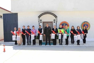 İl Jandarma Komutanı Vanlı&rsquo;dan kadın personele &lsquo;Anneler G&uuml;n&uuml;&rsquo; kutlaması
