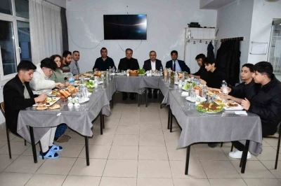 İl Milli Eğitim M&uuml;d&uuml;r&uuml; Aydın, &ouml;ğrencilerle iftar yaptı
