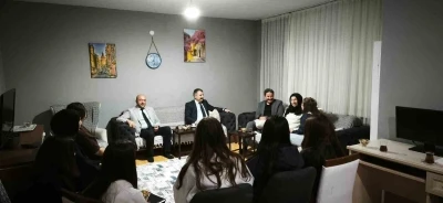 İl m&uuml;d&uuml;rleri, &ccedil;ocukların iftar sofrasına misafir oldu
