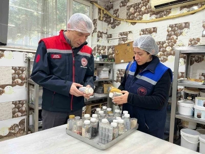 İl M&uuml;d&uuml;r&uuml; Ayvalık bizzat gıda denetimlerine katıldı
