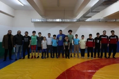 İl Müdürü Demir, güreşçilerle mindere çıktı
