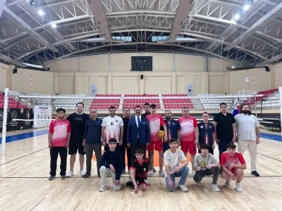 İl M&uuml;d&uuml;r&uuml; İlhan &ccedil;ocuklarla voleybol oynadı
