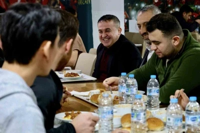 İl M&uuml;d&uuml;r&uuml; Ramazan Demir &ouml;ğrencilere yemek dağıttı
