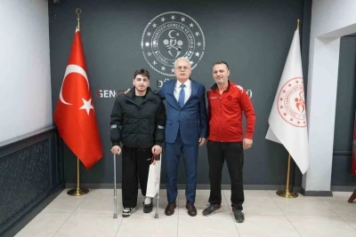 İl M&uuml;d&uuml;r&uuml; şampiyonu ağırladı
