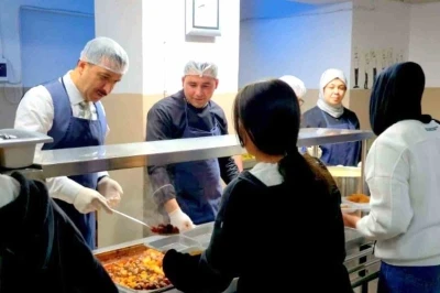 İl M&uuml;d&uuml;r&uuml; Uğurelli &ouml;ğrencilerle iftar sofrasında buluştu
