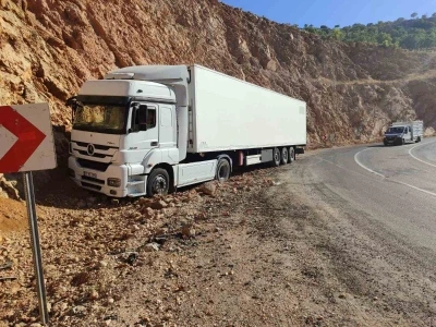 İliç’te tır yoldan çıktı
