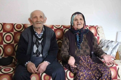 İlk g&uuml;nk&uuml; sevgiyle 67 yıldır aynı yastığa baş koyuyorlar
