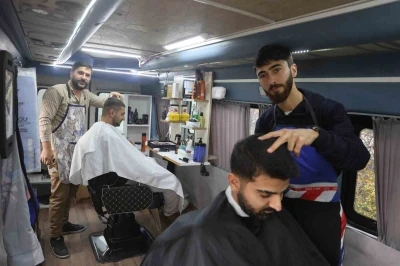 İlk kez g&ouml;renleri şaşırtan mobil berber, bir &lsquo;Alo&rsquo; ile m&uuml;şterilerinin ayağına giderek VİP hizmet veriyor
