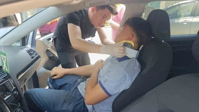 İlk tedavisi çarpıştığı otomobilde yapıldı
