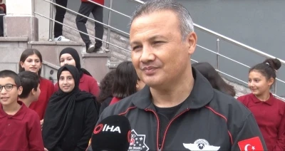 İlk Türk Astronot Alper Gezeravcı öğrencilerle bir araya geldi
