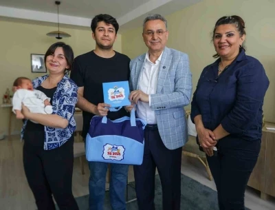 İlkadım&rsquo;da doğan 555&rsquo;inci bebeğin ilk hediyesi Başkan Kurnaz&rsquo;dan
