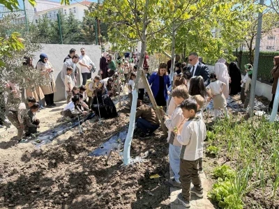 İlkokul &ouml;ğrencileri, &ccedil;ilek fidelerini toprakla buluşturdu
