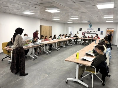 İlkokul &ouml;ğrencileri elektronik atıklardan tablo yaptı

