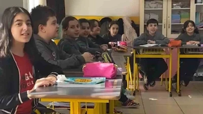 İlkokul &ouml;ğrencilerinden "Kabe&rsquo;de hacılar hu der Allah" ilahisi
