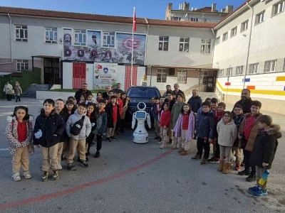 İlkokul &ouml;ğrencilerine TOGG ile yerli ve milli robot tanıtıldı
