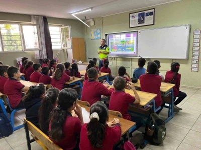 İlkokul öğrencilerine trafik eğitimi verildi
