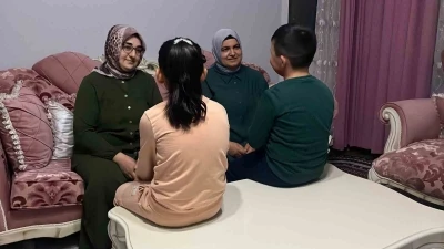 İlkokul &ouml;ğrencilerinin sıra tartışmasında okula gelen baba, anne ve babaanne 2 &ccedil;ocuğu darp etti

