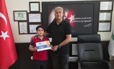 İlkokul &ouml;ğrencisi kazandığı &ouml;d&uuml;l&uuml; Gazze&rsquo;ye g&ouml;nderdi
