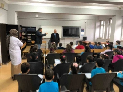 İlkokulda yerel y&ouml;netimler dersine giren muhtar &ouml;ğrencilere g&ouml;revini anlattı
