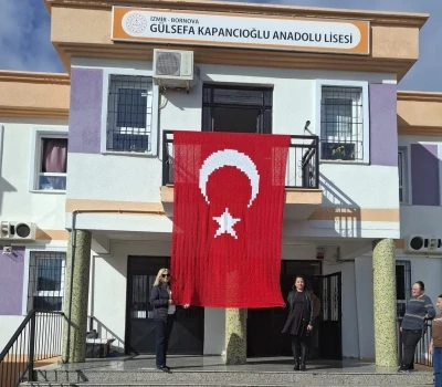 İlmek ilmek gurur: El emeği T&uuml;rk Bayrağı g&ouml;ndere &ccedil;ekildi

