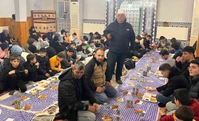 İmam Mustafa Şimşek Emet&rsquo;te 15 yıldır &ccedil;ocuklara camide iftar veriyor
