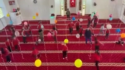 İmam ve eşinden &ccedil;ocuklar i&ccedil;in camide renkli s&uuml;sleme
