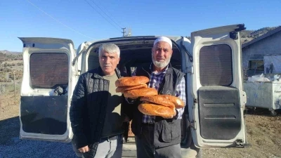 İmece usul&uuml;yle pide dağıtılıyor, pide girmeyen ev kalmıyor
