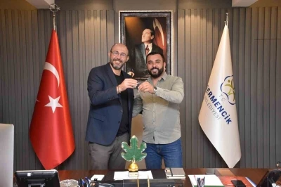 İncir festivalinin traktör talihlisi anahtarını Başkan Zencirci’den teslim aldı
