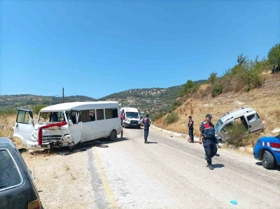 İncir işçilerini taşıyan minibüs ticari araç ile çarpıştı: 3’ü ağır 8 yaralı
