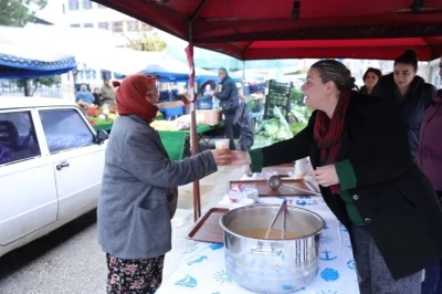 İncirliova Belediyesi&rsquo;nden pazarda sıcak &ccedil;orba ikramı
