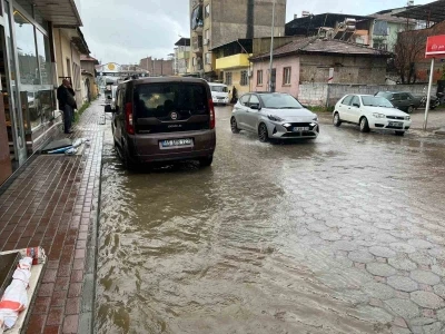 İncirliova&rsquo;da sağanak yağış hayatı olumsuz etkiledi
