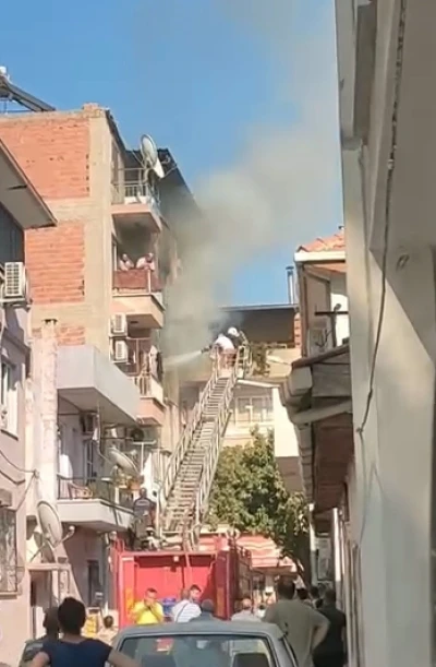 İncirliova’da yangın çıktı, 2 kişi dumandan etkilendi
