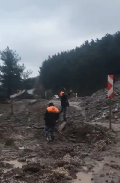 İnebolu-Doğanyurt-Cide karayolu heyelan sebebiyle ulaşıma kapandı
