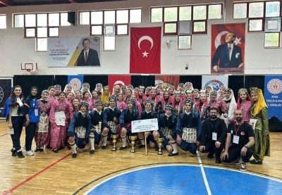İneg&ouml;l Belediyesi Halk Dansları b&ouml;lge finallerinde 3&rsquo;te 3 yaptı
