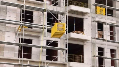 İneg&ouml;l&rsquo;de nefes kesen kurtarma: Yaralı iş&ccedil;i vin&ccedil;le zemine alındı
