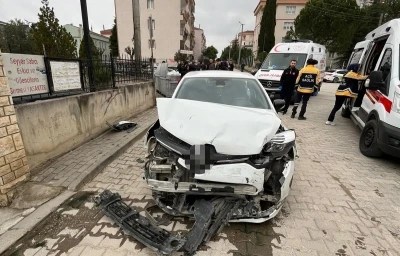 İneg&ouml;l&rsquo;de otomobiller &ccedil;arpıştı: 5 yaralı
