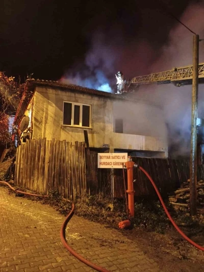 İneg&ouml;l&rsquo;de samanlıkta başlayan yangın eve sı&ccedil;radı
