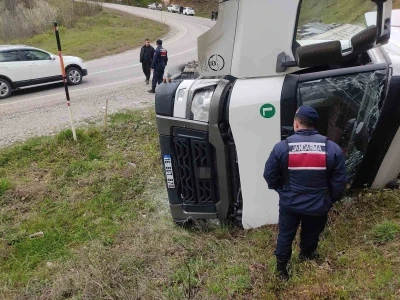 İneg&ouml;l&rsquo;de su y&uuml;kl&uuml; tır yamaca devrildi: 1 yaralı
